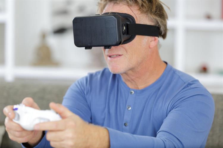 De virtual reality (VR)-bril wordt gebruikt als onderdeel van het trainingsprogramma bij pijnklachten.